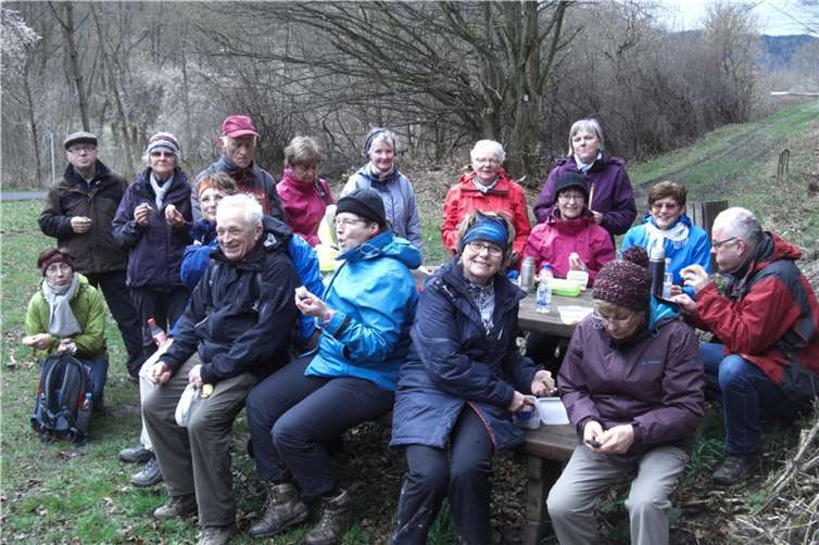 Die Mitglieder des Eifelverein Sinzig während einer willkommenen Rast im Freien.privat