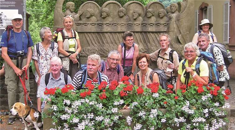 Die Mitglieder des Eifelvereins Remagen vor dem Weinschiff in Neumagen.privat