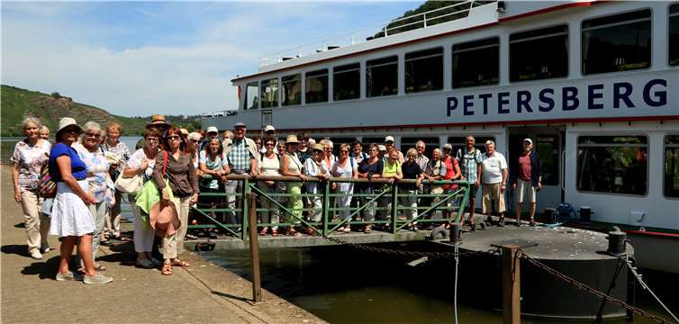 Die Mitglieder des Eifelvereins Sinzig vor dem Ausflugsdampfer „Petersberg“.Foto: privat