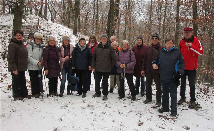 Die Mitglieder des Eifelvereins wanderten durch die winterliche Landschaft. privat