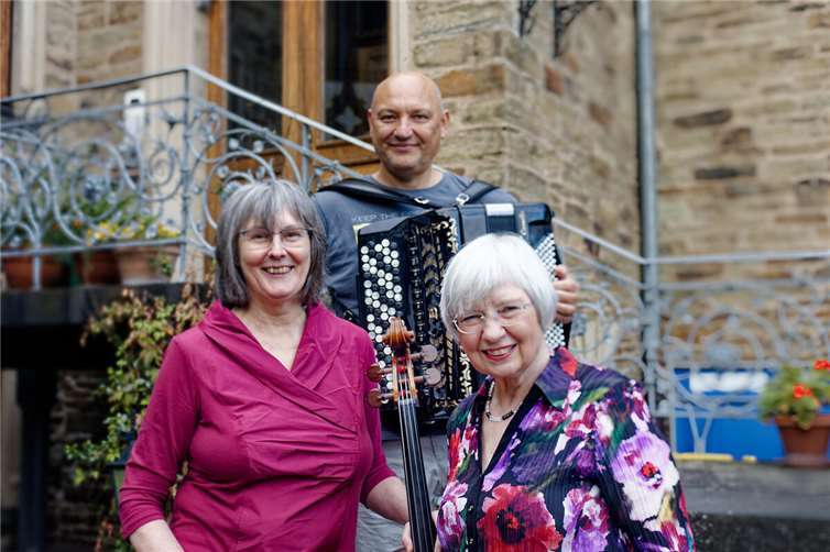 Die Mitglieder des Ensembles WortSpiel: Monika Recker-Johnson, Alexander Pankov und Iris Schürmann-Mock (von links). Foto: Jan P. Johnson