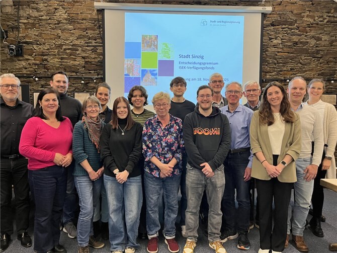 Die Mitglieder des Entscheidungsgremiums (v.l.) Ralf Urban (Vertretung Fraktion Bündnis 90/Die Grünen), Ana Maria Baptista Tomé (Vertretung Beirat für Migration und Integration), Martin Thormann (Vertretung FDP-Fraktion), Monika Weber-Lambert (Vertretung Bürgerforum), Frau Lunnebach (GEWI Sinzig), Maike Moravec (Vertretung Jugendbereit), Marie Pollig (Vertretung Jugendbeirat), Inge Fleischmann (Vertretung Wir helfen e.V.), Lars Gronwald (Vertretung SPD-Fraktion), Florian Sauer (Vertretung Aktivgemeinschaft Wir sind Sinzig), Reiner Friedsam (Vertretung Innenstadt Sinzig/Ortsvorsteher), Roland Janik (Vertretung FWG-Fraktion), Hans Meyer (Vertretung CDU-Fraktion), Christina Brüning (Citymanagement), Dr. Sven Wörmer (Citymanagement), Chantal Zinke (GEWI Sinzig). Foto: Stadtverwaltung Sinzig