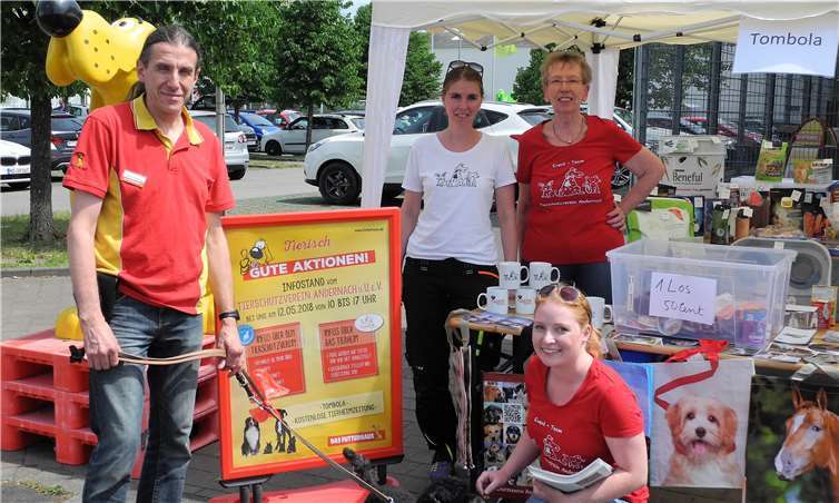 Die Mitglieder des Eventteams verschenkten die neueste Ausgabe der Tierheimzeitung.privat