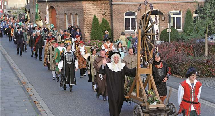 Die Mitglieder des Festzugs setzten auf authentische Gewandung. FIX