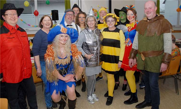 Die Mitglieder des Fördervereins Brückrachdorf hatten zwar alle Hände voll zu tun, aber auch bei ihnen in ihren bunten Kostümen kam der Spaß nicht zu kurz. Fotos: KER