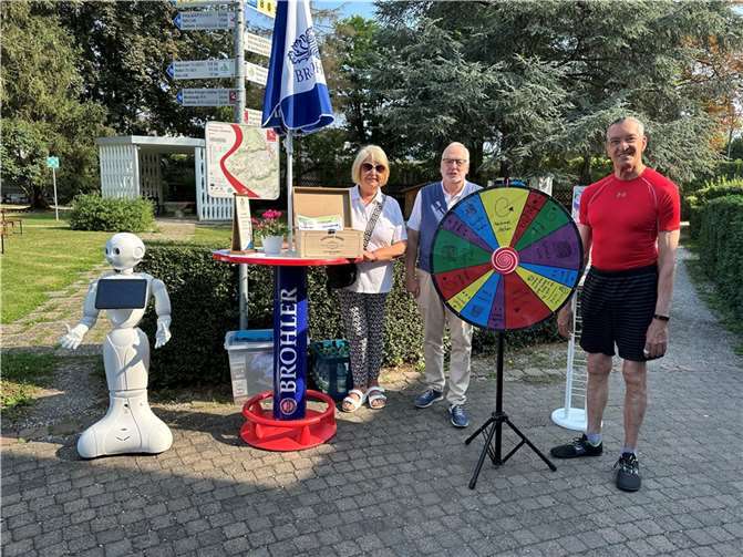 Die Mitglieder des Fördervereins begrüßten die Besucher mit einer Glücksrad-Aktion. Auch Roboter Pepper stand am Eingang bereit.  Foto: ROB