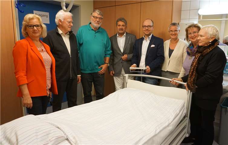Die Mitglieder des Fördervereins und die Krankenhausleitung sowie die Wirtschaftsleiterin testen die Funktionsweise des neuen Intensivbetts. privat