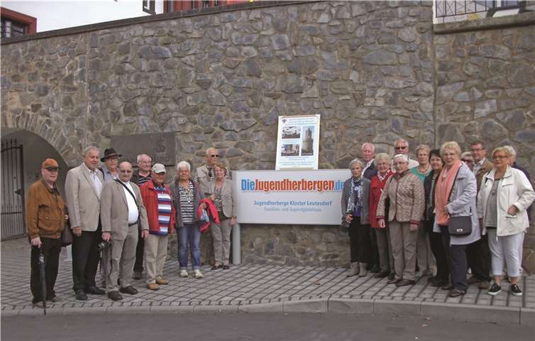 Die Mitglieder des Fördervereins vor der Jugendherberge in Leutesdorf.privat