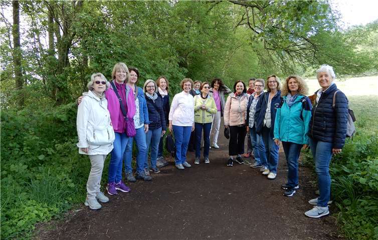 Die Mitglieder des Frauenchors genossen die Wanderung am Seeufer entlang durch die herrliche Natur. Foto: privat