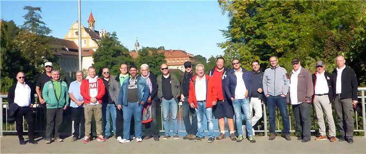 Die Mitglieder des Funken-Korps Schwere Artillerie Rut-Wiess aus Linz am Rhein bei der Stadtführung durch Bamberg. Foto: Roland Thees