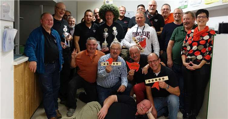 Die Mitglieder des Funken-Korps Schwere Artillerie Rut-Wiess bei der Sankt Sebastianus Schützenbruderschaft aus Linz Ende Oktober 2019 am Schießstand. Schützen- und Scheibenkönig Roland Thees mit Vogelnest in der Mitte. Foto:Roland Thees