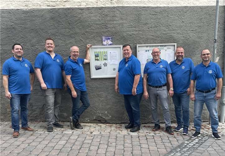 Die Mitglieder des Funkencorps installierten den neuen Schaukasten.  Foto: privat