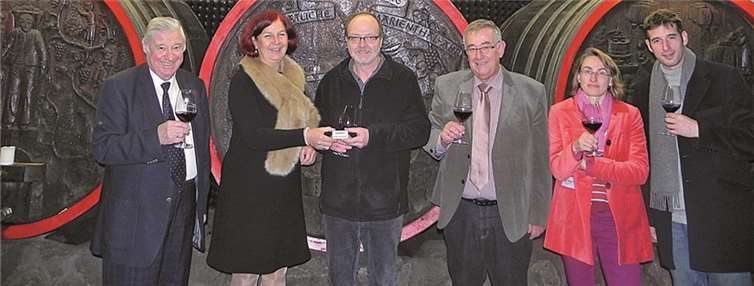 Die Mitglieder des Gesprächskreises Ahrwein im Weinkeller des Weingutes Kloster Marienthal. Von links: Dr. Kreuter, Ulrike Dobrowolny, Franz-Josef Appel, Paul Gieler, Astrid Rickert und Marc Linden. Paul Gieler