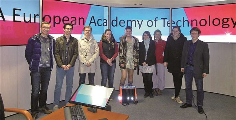 Die Mitglieder des Grundkurses Philosophie der MSS 13 vom Gymnasium Calvarienberg Bad Neuenahr-Ahrweiler mit Senior Researcher Bert Droste-Franke. privat