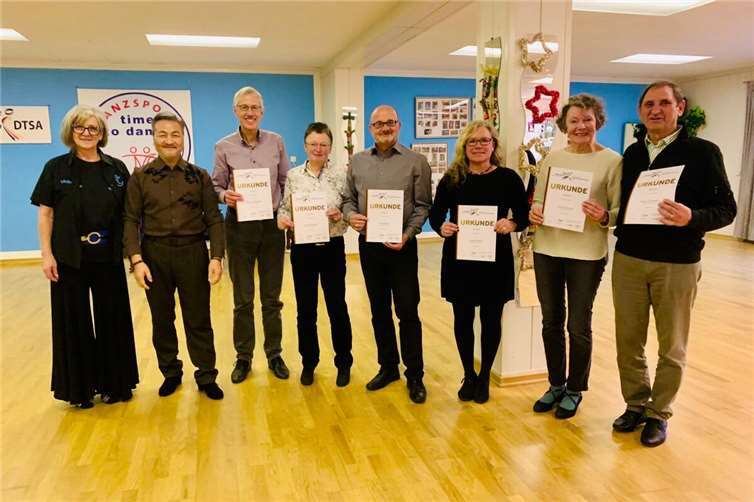 Die Mitglieder des Gymnastikvereins Burgen e.V. haben erfolgreich das Deutsche Tanzsportabzeichen in Bronze abgelegt. Foto: privat