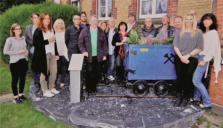 Die Mitglieder des Heimat- und Verschönerungsvereins, das Lehrerkollegium der Grundschule Martinsburg Hausen und einige Mitglieder des Ortsbeirates sowie die Schulleiterin Angelika Baulig (3.v.li.), Dirk Ackermann von der Fa. Rathscheck (4.v.li.), den Vereinsvorsitzenden Jürgen Drefs (11.v.li.) sowie den Ortsvorsteher Karl-Josef Weber (14. v.li.). privat