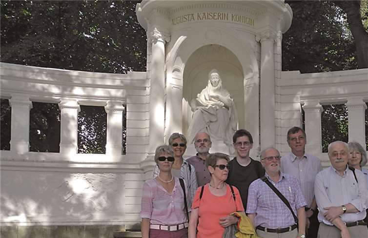 Die Mitglieder des Historischen Vereins Andernach lustwandelten in den Koblenzer Rhein- und Schlossanlagen. privat