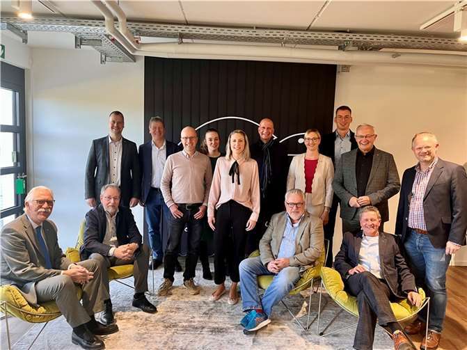 Die Mitglieder des IHK-Regionalbeirats Neuwied trafen sich zu ihrer Frühjahrssitzung.  Foto: Lisa Keppler/HB Protective Wear GmbH & Co. KG