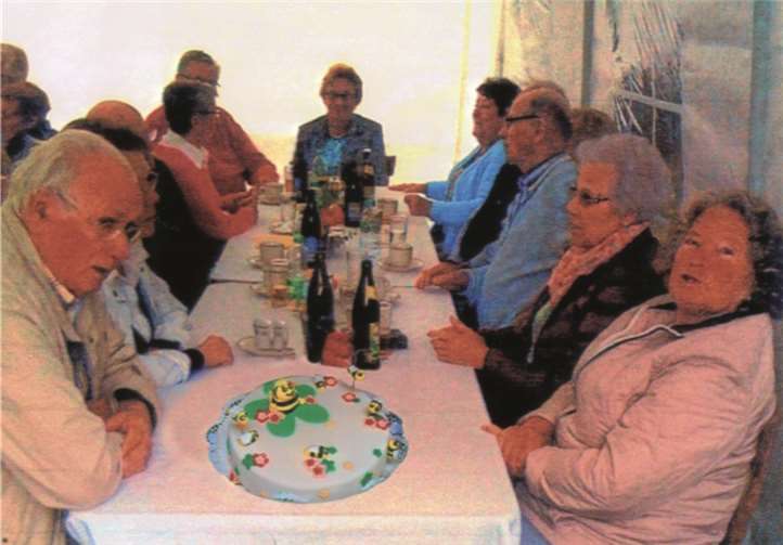 Die Mitglieder des Imkervereins hatten gute Laune beim alljährlichen Sommerfest. privat