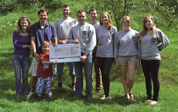 Die Mitglieder des JGV übergaben den Spendenscheck an Jonathans Großeltern.  Privat