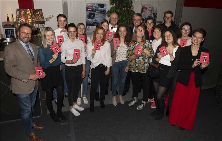 Die Mitglieder des Jugendklubs mit Oberbürgermeister Wolfgang Treis, den Sponsoren des Projektes, Georg Grabkowsky (Heinz-Gries-Stiftung) und Karl-Josef Esch (Kreissparkasse Mayen), sowie Regisseurin Anna Franziska Splieth. Foto: Peter Seydel