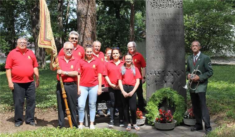 Die Mitglieder des Kirmesvereins Bombenfeste 1906 e.V. bei der Kranzniederlegung auf dem Friedhof in Lützel.Foto: privat