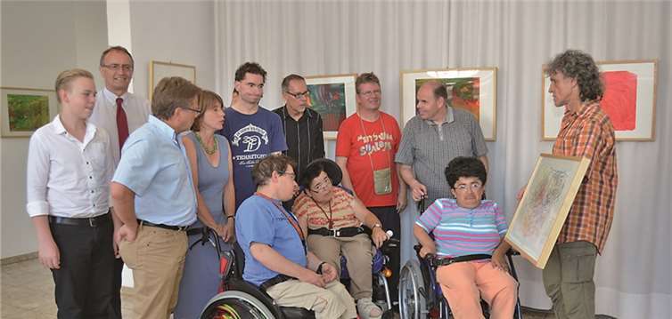 Die Mitglieder des Kreativkurses mit Jürgen Stehl und Peter Schwarz vom Heinrich-Haus, sowie Rosina Kusche-Knirsch und Bernd Willscheid vom Roentgen-Museum, Steven Peters von der Städtischen Musikschule und Landrat Rainer Kaul. privat