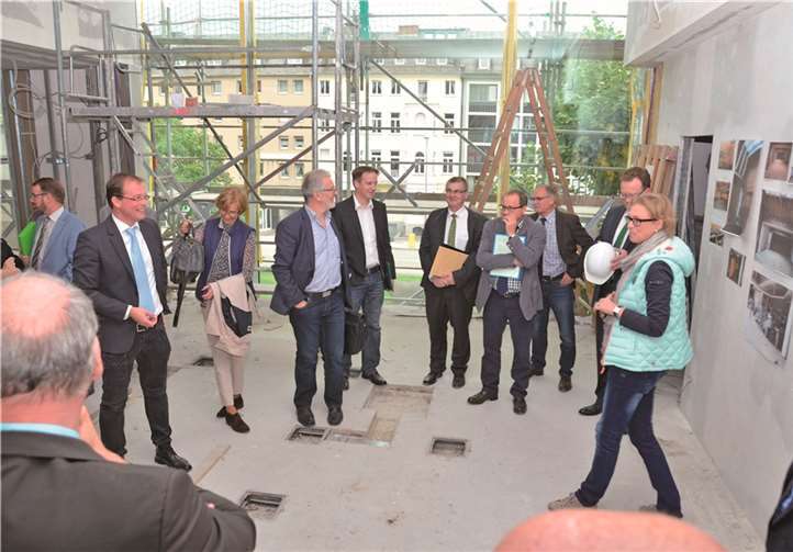 Die Mitglieder des Kreisausschusses waren begeistert von der neuen Gestaltung und vom Fortschritt der Arbeiten, die Ute Wolf (r.) dem Gremium erläuterte.Kreis MYK