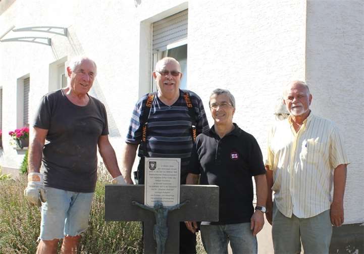 Die Mitglieder des Kultur- und Heimatvereins (v.l.) Albert Schäfer, Hans Theisen, Peppo Fiorelli und Dieter Lukas bei der Aufstellung des Kreuzes mit Hinweisschild in der Niederzissener Klosterstrasse am ehemaligen Waldbreitbacher Franziskanerinnen Kloster. privat
