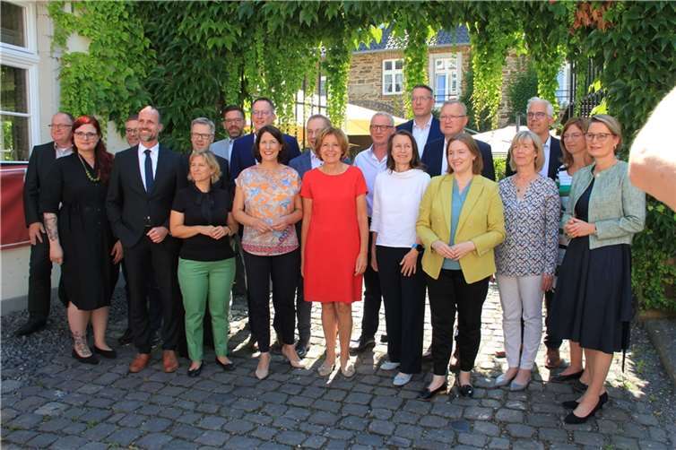 Die Mitglieder des Landeskabinettes mit Ministerpräsidentin Malu Dreyer, Landrätin Cornelia Weigand und Bürgermeister des Kreises.  Foto: GS