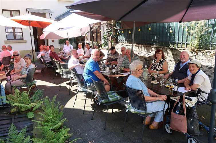 Die Mitglieder des Linzer Sterner Bürgervereins 2024 beim Frühschoppen mit dem Bürgermeister, Helmut Muthers (Mitte, hinten).Foto: Roland Thees