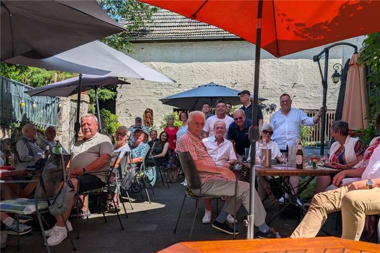 Die Mitglieder des Linzer Sterner Bürgervereins 2025 beim traditionellen Frühschoppen nach dem Kirchgang.Foto: Roland Thees