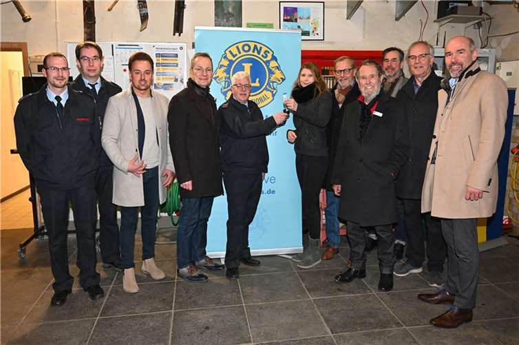 Die Mitglieder des Lions Club mit Bürgermeister Andreas Geron und Vertretern der Sinziger Feuerwehr.  Foto: RASCH