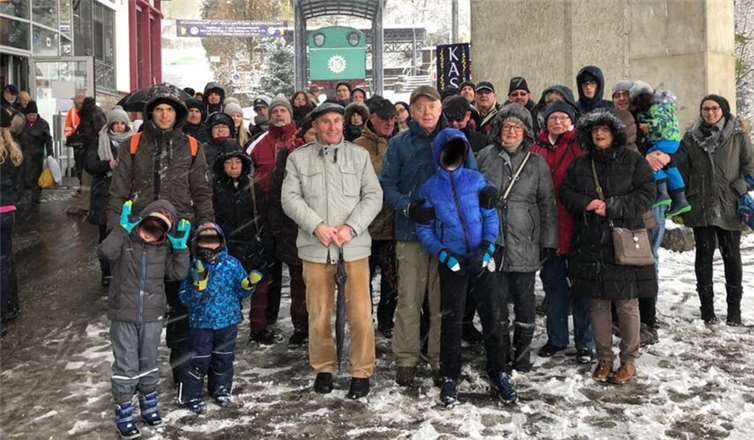 Die Mitglieder des Löschzuges der Freiwillige Feuerwehr Unkel mit Kind und Kegel. privat