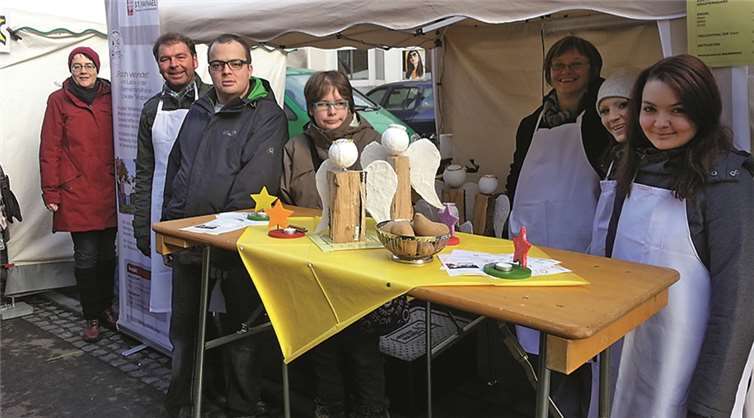 Die Mitglieder des Lokalen Teilhabekreises „Polch verbindet“ an ihrem Stand auf dem Polcher Katharinenmarkt. Caritas Zentrum