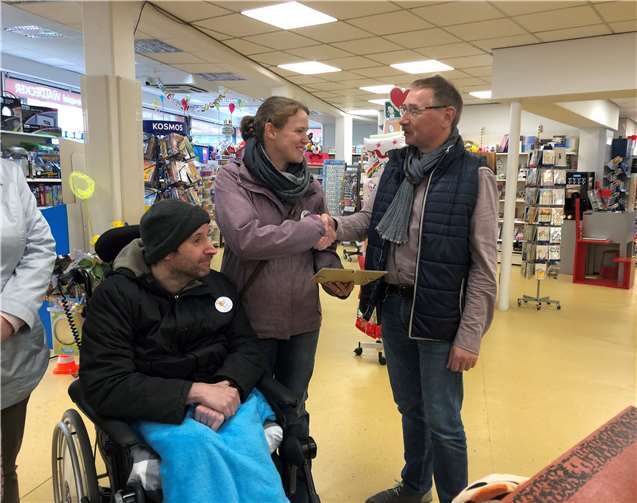 Die Mitglieder des Lokalen Teilnhabekreises bei Spielwaren Waldecker.