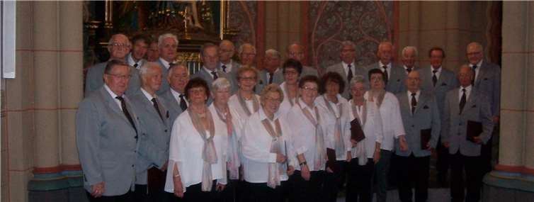 Die Mitglieder des MännerChor Mülheim-Kärlich 2007 -gemischter Chor- feiern froh gelaunt ihren Vereinstag. privat