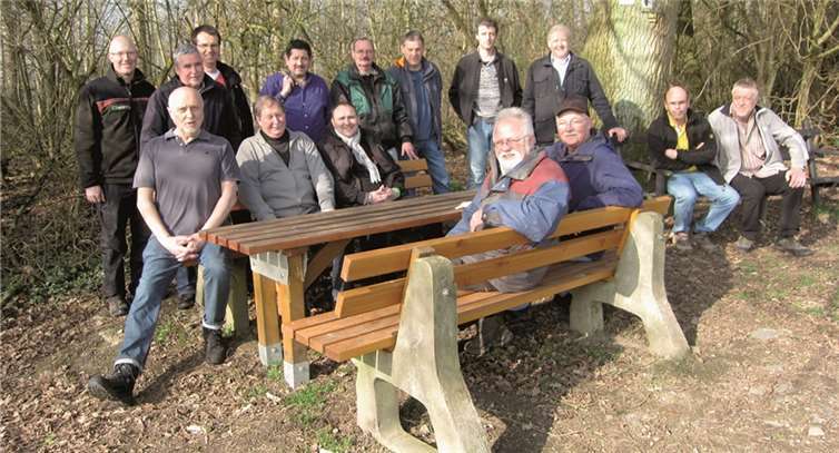 Die Mitglieder des Melsbacher Gemeinderats nutzten die Waldbegehung, um sich von Förster Sebastian Grobbel über den Zustand einzelner Bäume und Baumgruppen informieren zu lassen. privat