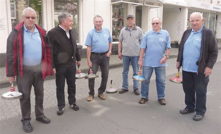 Die Mitglieder des Mendiger Stockschützenvereins luden zum Schnupperkurs ein.