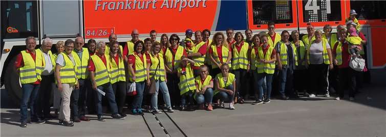 Die Mitglieder des Musikzuges Rot-Weiß-Plaidt e.V. vor der Feuerwache des Frankfurter Flughafens. privat