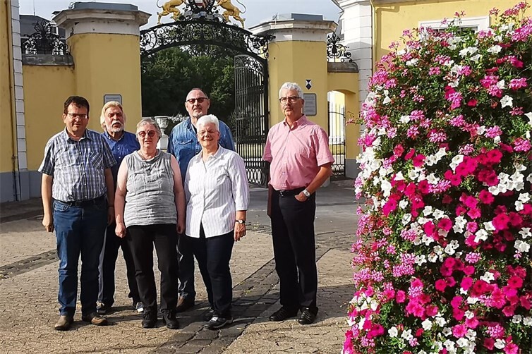 Die Mitglieder des Organisationskireises vor dem Neuwieder Schloss. V.l.n.r. Andreas Kossmann, A.-Peter Gillrath, Petra und Volker Collinet, Elisabeth Bußmann und Thomas Müller. Nicht auf dem Foto: Beate Zwick sowie Ingrid und Gerd Hillen.