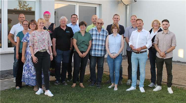 Die Mitglieder des Ortsbeirats Kripp mit Ortsvorsteher Axel Blumenstein, Bürgermeister Björn Ingendahl, dem Beigeordneten Volker Thehos sowie Büroleiter Marc Göttlicher.  Foto: : Andreas Oppenländer