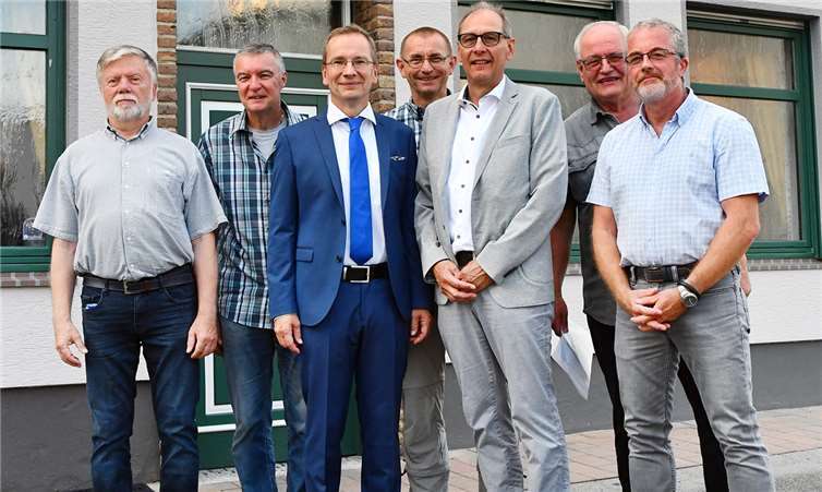 Die Mitglieder des Ortsbeirats wurden für die nächsten fünf Jahre verpflichtet.Fotos: RASCH