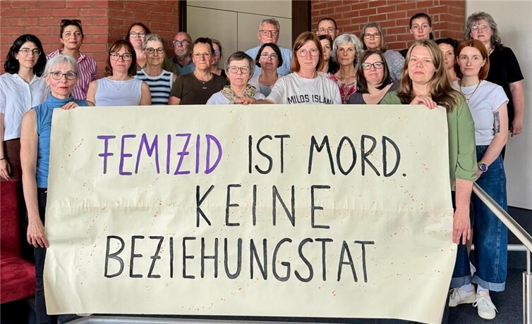 Die Mitglieder des Regionalen Runden Tisch Rhein-Westerwald klären zu Femiziden auf.