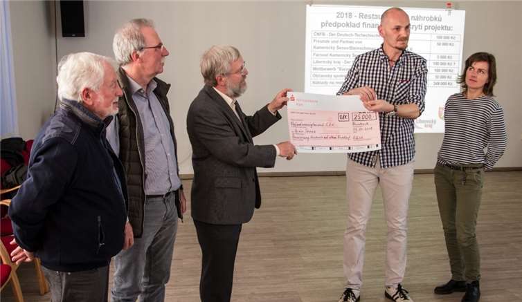 Die Mitglieder des Rheinbacher Partnerschaftsvereins (v.li.) Hans-Jürgen Döring, Winfried Kern, Walter Erlenbach, und der Vorsitzende des Vereins Sonow, Radim Vácha, sowie die Restauratorin Eva Míckova bei der Scheckübergabe. Patrick Kern