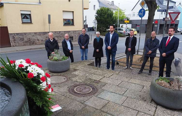 Die Mitglieder des Rübenacher Ortsbeirates mit Ortsvorsteher Thomas Roos am Kriegerdenkmal in der Ortsmitte.Foto: Herbert Hennes