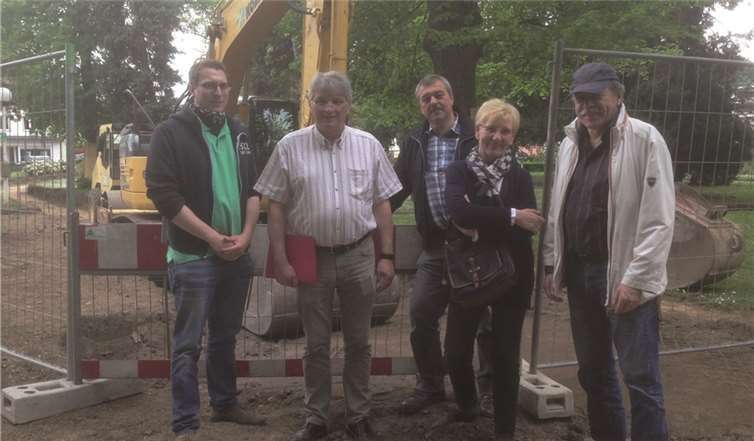 Die Mitglieder des SPD-Arbeitskreises „40 Jahre Zwibbelsmaat“ machten sich nicht nur ein Bild von dem neuen Platz für ihren Getränkestand, sondern auch vom Fortschritt der derzeitigen Bauarbeiten im Kurpark (v.l.): Sebastian Goerke, Leo Bell, Manfred Schmitz, Anneliese Schwickert und Rolf Henzgen. privat