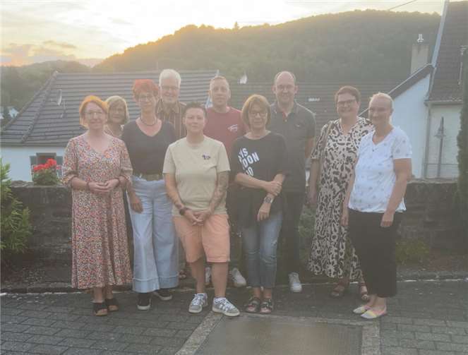 Die Mitglieder des SPD-Kreisvorstandes um die Kreisvorsitzende Sabine Glaser (4. von rechts), den Vorsitzenden der SPD Adenau Björn Weck (5. von rechts) und die Landtagsabgeordnete Susanne Müller (1. von links). Foto: Helmut Nagelschmidt