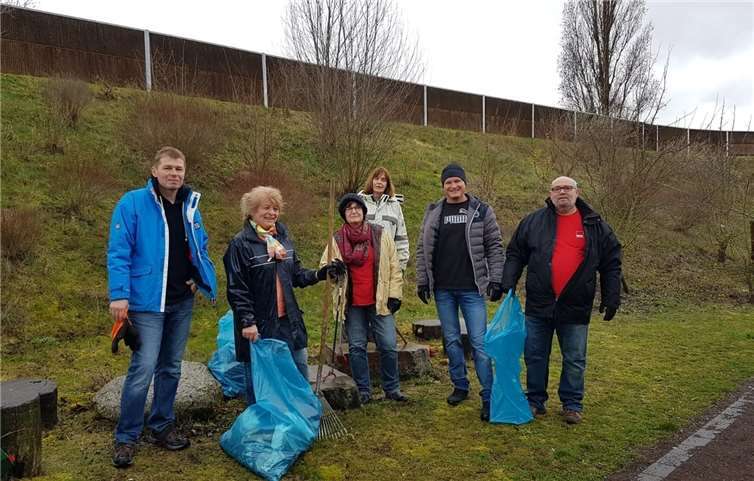 Die Mitglieder des SPD-Ortsverbands Weißenthurm füllten fleißig Müllsack um Müllsack. Foto: privat