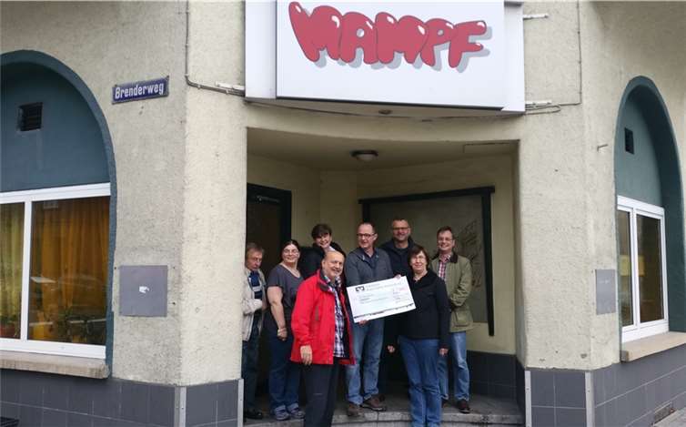 Die Mitglieder des SPD Ortsvereins Rhens bei der Scheckübergabe am das "Mampf".Privat
